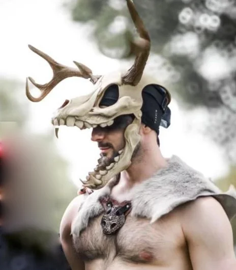Casque crâne de cerf avec bois imprimé en 3D, porté en convention