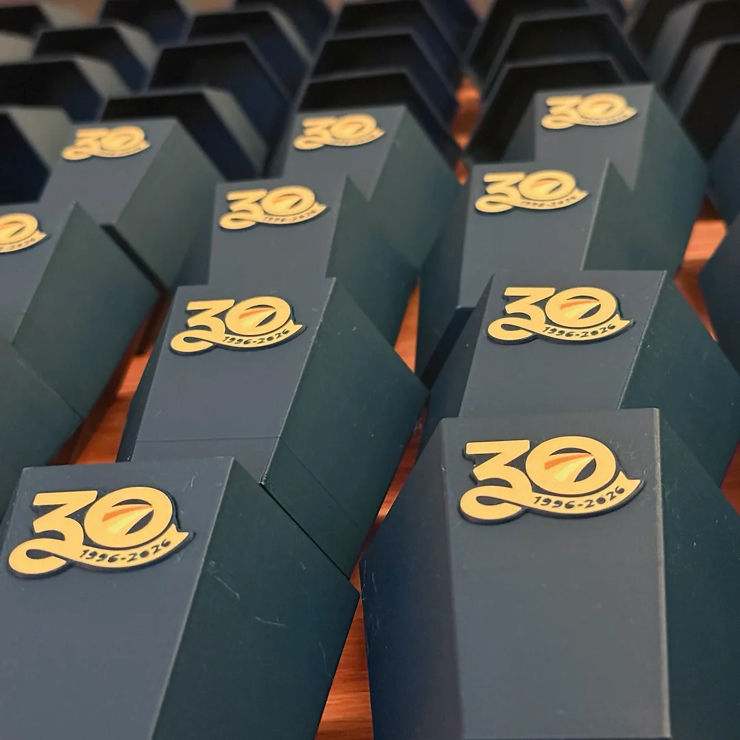 Série de pots à crayons bleu marine au logo jaune des 30 ans
