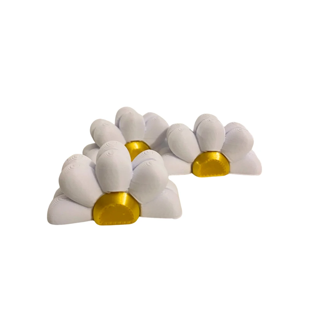 Flower-shaped white and gold menu holders 3D printed for the Biscuit Bakery restaurant